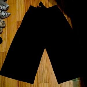 Black Lululemon Crop Noir Gathered waist with bow.